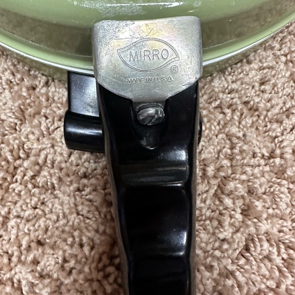 Vintage MCM Mirro Folding Puffy & French Omelet Pan Yellow Pre Owned Cottagecore - Picture 7 of 9